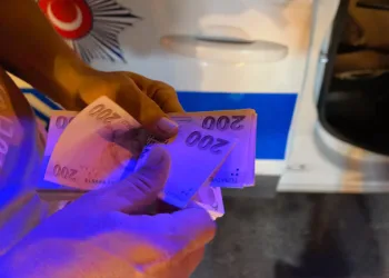 30 bin TL buldu, tek kuruşuna dokunmadan polise teslim etti