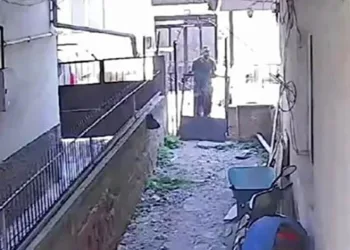 Bursa’da hurdacı güpegündüz kapıyı söküp el arabasına yükledi