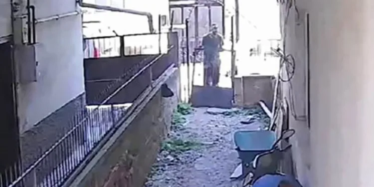 Bursa’da hurdacı güpegündüz kapıyı söküp el arabasına yükledi