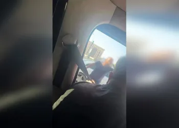 Minibüs şoförü ile otomobil sürücüsü arasındaki gerginlik