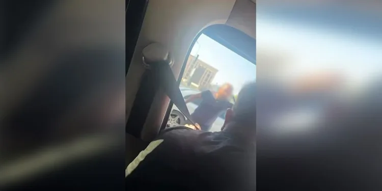 Minibüs şoförü ile otomobil sürücüsü arasındaki gerginlik
