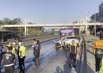 İETT otobüsüne arkadan çarpan otomobildeki 3 kişi hayatını kaybetti