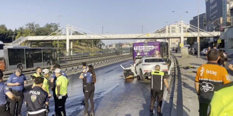 İETT otobüsüne arkadan çarpan otomobildeki 3 kişi hayatını kaybetti