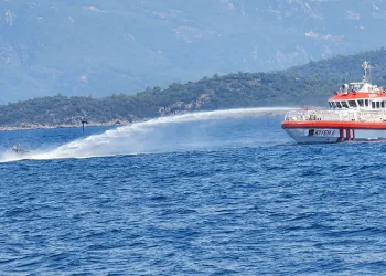 Çekiciye çarpan kamyon hurdaya döndü: 2 yaralı