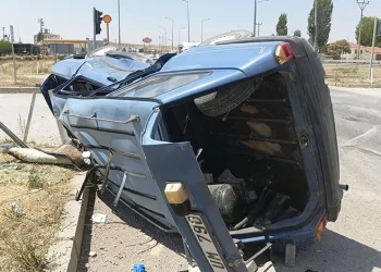 Çekiciye çarpan kamyon hurdaya döndü: 2 yaralı