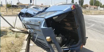 Çekiciye çarpan kamyon hurdaya döndü: 2 yaralı