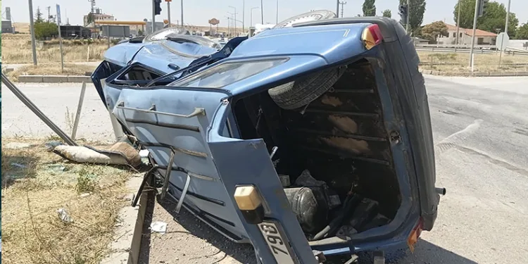 Çekiciye çarpan kamyon hurdaya döndü: 2 yaralı
