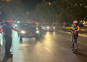 İki otomobil çarpıştı, 4 kişi yaralandı: Motosikletli çift kazadan kıl payı kurtuldu