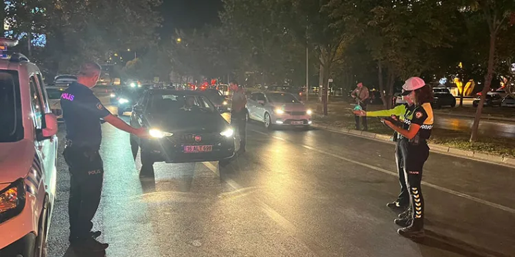 İki otomobil çarpıştı, 4 kişi yaralandı: Motosikletli çift kazadan kıl payı kurtuldu