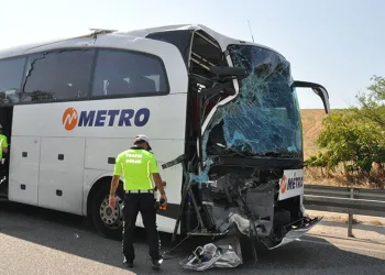 Manisa’da yolcu otobüsü kamyona çarptı: 1 ölü, 7 yaralı