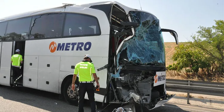 Manisa’da yolcu otobüsü kamyona çarptı: 1 ölü, 7 yaralı