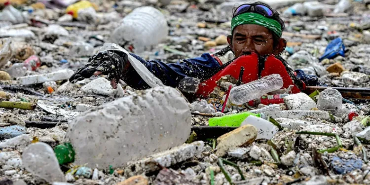 Manila’da korkutan görüntü! Nehirler 500 ton çöple doldu