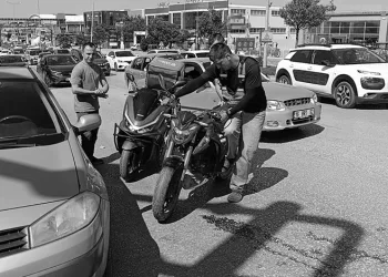 Otomobile çarpan motosiklet sürücüsü ağır yaralandı