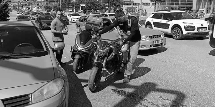 Otomobile çarpan motosiklet sürücüsü ağır yaralandı
