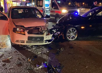 Bursa’da otomobil bariyerleri aşarak tarlaya uçtu