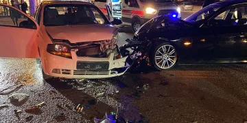 Bursa’da otomobil bariyerleri aşarak tarlaya uçtu