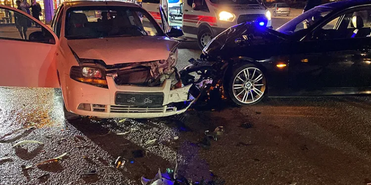 Bursa’da otomobil bariyerleri aşarak tarlaya uçtu