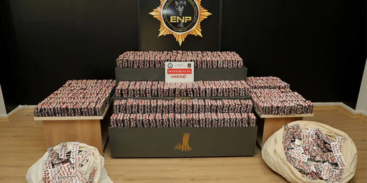 Kapı kırıp 3 koli hap kaçıran şüphelilerden 1’i yakalandı, 53 bin 941 hap ele geçirildi