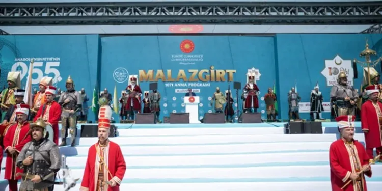 Okul kıyafetlerinde yeni dönem! Arma zorunluluğu geri geldi