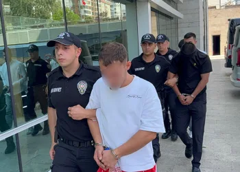 Çekiciye çarpan kamyon hurdaya döndü: 2 yaralı