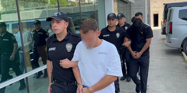 Çekiciye çarpan kamyon hurdaya döndü: 2 yaralı
