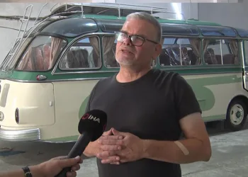 İki otomobil çarpıştı, 4 kişi yaralandı: Motosikletli çift kazadan kıl payı kurtuldu