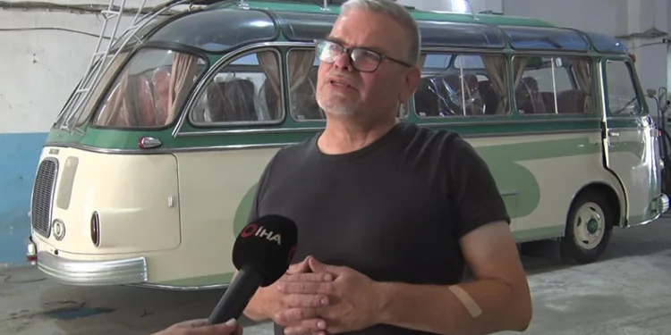 İki otomobil çarpıştı, 4 kişi yaralandı: Motosikletli çift kazadan kıl payı kurtuldu
