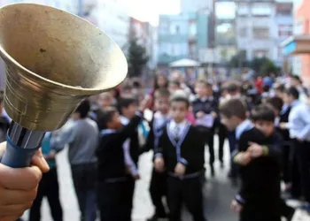 Okul kıyafetlerinde yeni dönem! Arma zorunluluğu geri geldi