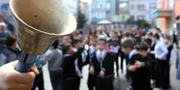 Okul kıyafetlerinde yeni dönem! Arma zorunluluğu geri geldi