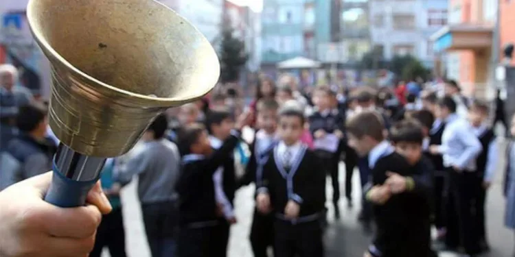 Okul kıyafetlerinde yeni dönem! Arma zorunluluğu geri geldi