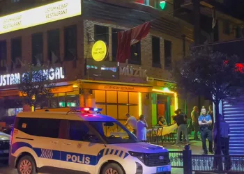 İki otomobil çarpıştı, 4 kişi yaralandı: Motosikletli çift kazadan kıl payı kurtuldu