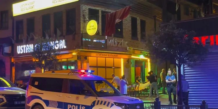 İki otomobil çarpıştı, 4 kişi yaralandı: Motosikletli çift kazadan kıl payı kurtuldu