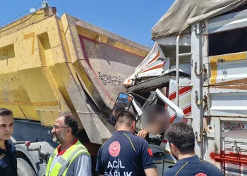 Çekiciye çarpan kamyon hurdaya döndü: 2 yaralı