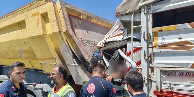 Çekiciye çarpan kamyon hurdaya döndü: 2 yaralı