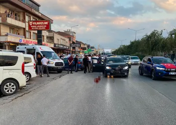 İki otomobil çarpıştı, 4 kişi yaralandı: Motosikletli çift kazadan kıl payı kurtuldu