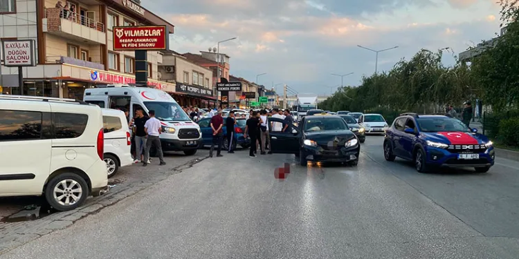 İki otomobil çarpıştı, 4 kişi yaralandı: Motosikletli çift kazadan kıl payı kurtuldu