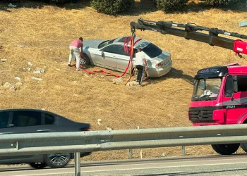 Bursa’da otomobil bariyerleri aşarak tarlaya uçtu