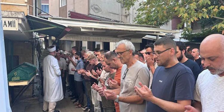 İznik Gölü’ne düşen genç hayatını kaybetti, gözyaşlarıyla toprağa verildi