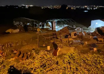 Bursa’da otomobil bariyerleri aşarak tarlaya uçtu