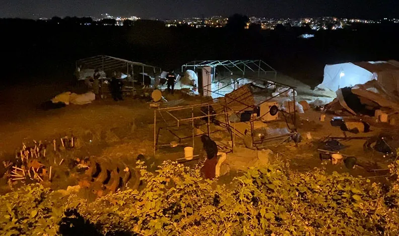 Bursa’da otomobil bariyerleri aşarak tarlaya uçtu