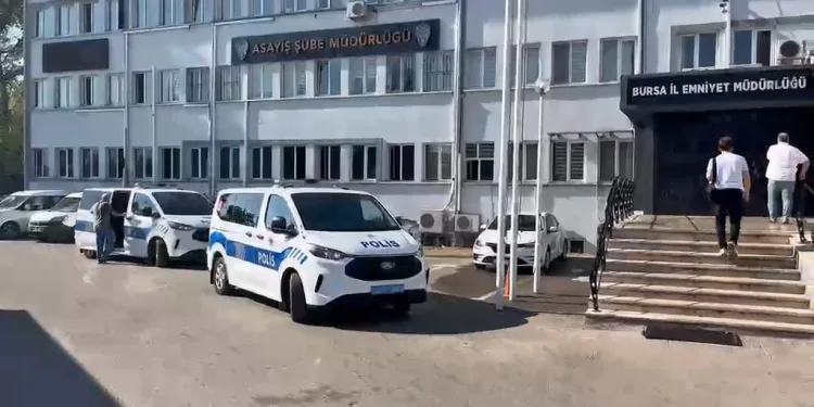 Vatandaşlara zorla hesap açtırıp kara para aklayan şahıslara baskın