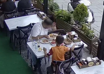 Yemeğine kendi kılını atıp para ödemek istemedi