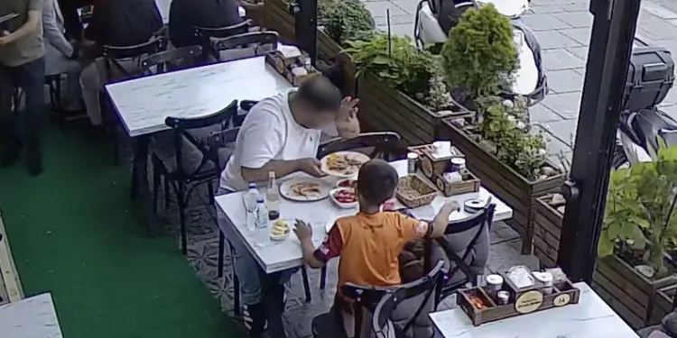 Yemeğine kendi kılını atıp para ödemek istemedi