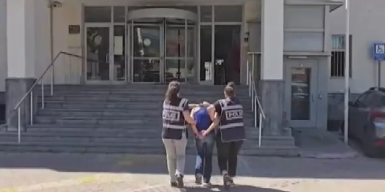 Yemeğine kendi kılını atıp para ödemek istemedi