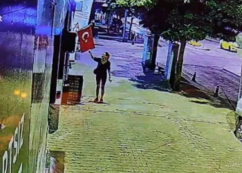 Yemeğine kendi kılını atıp para ödemek istemedi