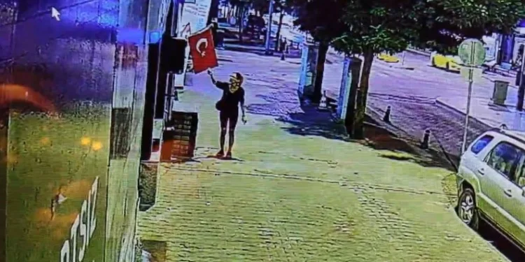 Yemeğine kendi kılını atıp para ödemek istemedi