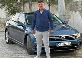 Yemeğine kendi kılını atıp para ödemek istemedi