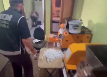 Pendik’te kaçak tütün operasyonu: 440 kilogram tütün ve 328 bin 200 makaron ele geçirildi