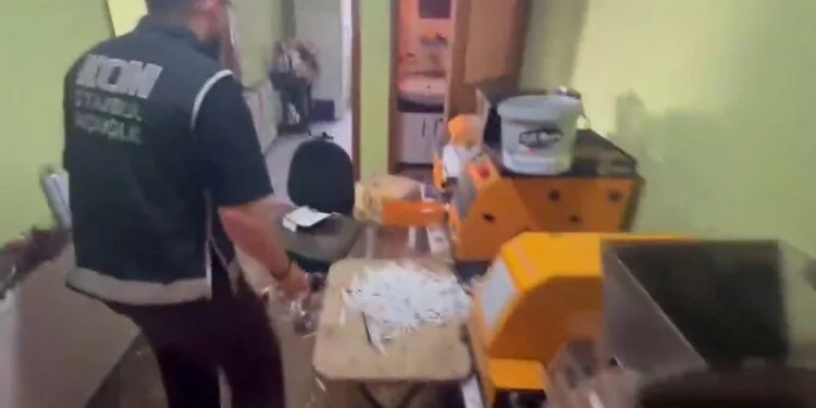 Pendik’te kaçak tütün operasyonu: 440 kilogram tütün ve 328 bin 200 makaron ele geçirildi
