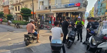 Pendik’te kaçak tütün operasyonu: 440 kilogram tütün ve 328 bin 200 makaron ele geçirildi